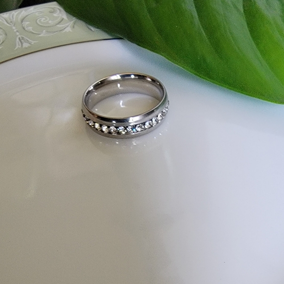 Titanium Ring/band with rhinestones.  Unisex. Size 8 NWT* - Picture 8 of 9